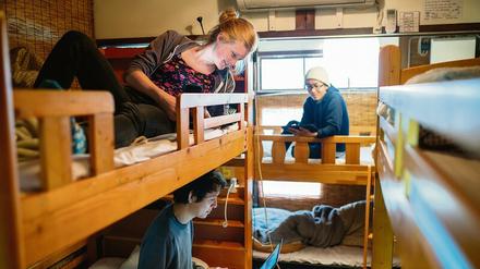 Spaß im Hochbett. Manche der knapp 450 Jugendherbergen in Deutschland bieten den gewohnten Schlafsaal-Standard, andere haben deutlich aufgestockt. Durch die Corona-Pandemie müssen die Häuser heftig kämpfen. Weil viele Klassenreisen nicht stattfinden, bricht eine Haupteinnahmequelle weg. 