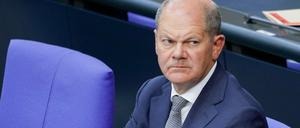 Böse Miene zum bösen Spiel: Anfangs antwortete Olaf Scholz noch routiniert auf die Vorwürfe zur Ex-Cum-Affäre, doch dann wurden die Angriffe im Bundestag heftiger.