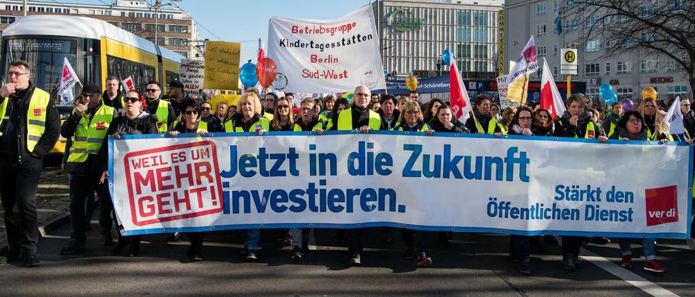 Warnstreik von Lehrern und Erziehern am Berliner Alexanderplatz im vergangenen Jahr.
