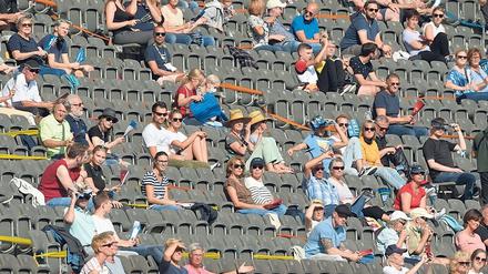 Platz an der Sonne. 3500 Fans durften zum Istaf ins Olympiastadion. Foto: S. Stache/dpa