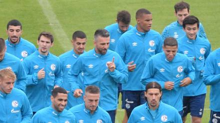 Trainieren statt spielen. Die Schalker müssen wohn noch eine Woche länger auf den Saisonstart warten.