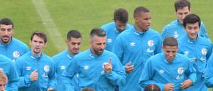 Trainieren statt spielen. Die Schalker müssen wohn noch eine Woche länger auf den Saisonstart warten.