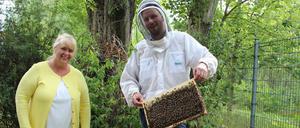 Petra Harmgardt, Regionalleiterin Berlin Ost bei Vonovia, und Imker Gunnar Schüssler mit einem Miet-Bienenvolk von Bee-Rent.
