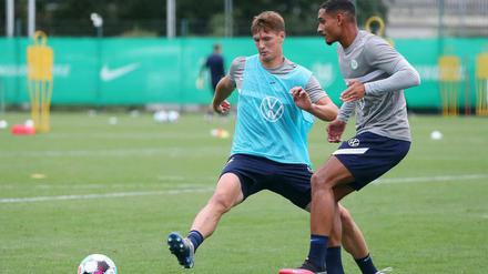 Mit Bartosz Bialek (l.) und Maxence Lacroix hat der VfL Wolfsburg bisher nur zwei neue Spieler verpflichtet.