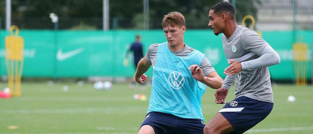 Mit Bartosz Bialek (l.) und Maxence Lacroix hat der VfL Wolfsburg bisher nur zwei neue Spieler verpflichtet.