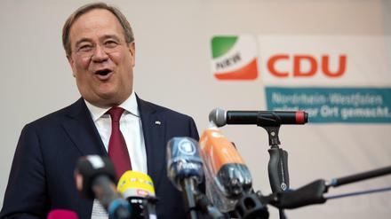 Armin Laschet (CDU), Ministerpräsident von Nordrhein Westfalen, gibt nach Schließung der Wahllokale ein Statement ab. Die CDU bleibt stärkste Kommunalpartei in Nordrhein-Westfalen. Die SPD verteidigt bei den Kommunalwahlen trotz deutlicher Verluste Platz zwei. Die Grünen legen landesweit kräftig zu. 