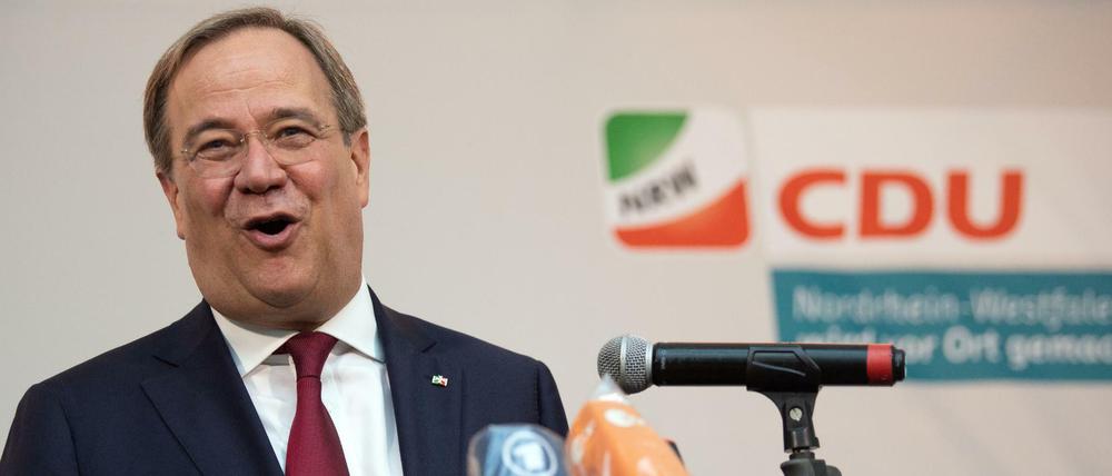 Armin Laschet (CDU), Ministerpräsident von Nordrhein Westfalen, gibt nach Schließung der Wahllokale ein Statement ab. Die CDU bleibt stärkste Kommunalpartei in Nordrhein-Westfalen. Die SPD verteidigt bei den Kommunalwahlen trotz deutlicher Verluste Platz zwei. Die Grünen legen landesweit kräftig zu.