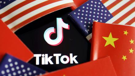Die Flaggen von China und die USA neben dem Logo von Tiktok