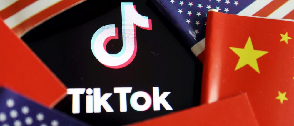 Die Flaggen von China und die USA neben dem Logo von Tiktok