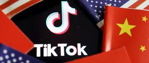 Die Flaggen von China und die USA neben dem Logo von Tiktok