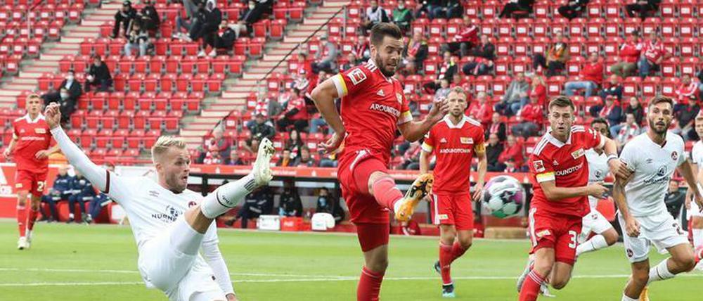 Nico Gießelmann (Bildmitte) gibt in Karlsruhe sein Pflichtspieldebüt für Union.