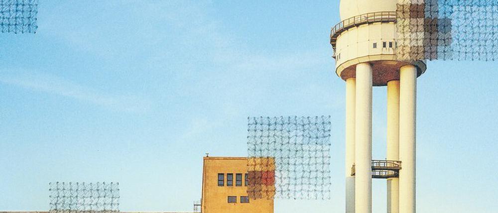 Für ihre Arbeit "Tempelhof" hat Diane Meyer ein Flughafenbild bestickt. 