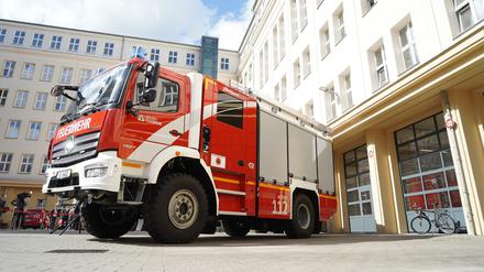 Eines von drei neuen Löschfahrzeugen für den Katastrophenschutz steht vor der Feuerwache Mitte.