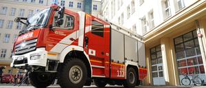 Eines von drei neuen Löschfahrzeugen für den Katastrophenschutz steht vor der Feuerwache Mitte.