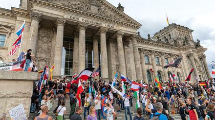 Ohne die Flaggen hätte der Auflauf vom 29. August die Anmutung eines Runs auf Schlussverkaufangebote gehabt, findet unsere Kolumnistin. 