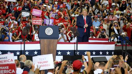 Donald Trump ist vor tausenden Anhängern in Nevada in seinem Element.