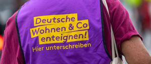 Ein Teilnehmer einer Demonstration mit einer Weste für das Volksbegehren.