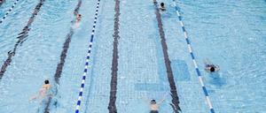 Badegäste schwimmen unter Einhaltung der Abstandsregeln im Sommerbad Humboldthain.