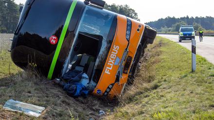 Mecklenburg-Vorpommern, Wöbbelin: Ein Fernbus liegt im Straßengraben an der Autobahn A24.
