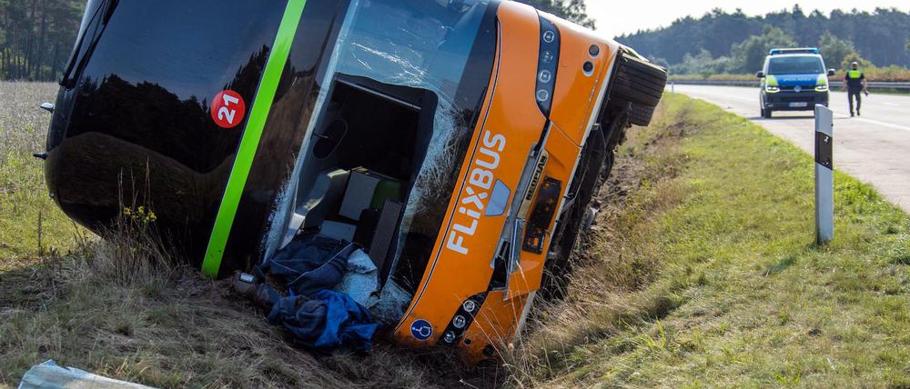 Mecklenburg-Vorpommern, Wöbbelin: Ein Fernbus liegt im Straßengraben an der Autobahn A24.