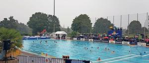 Nasses Vergnügen. Das vierte Finalspiel fand im Dauerregen statt.