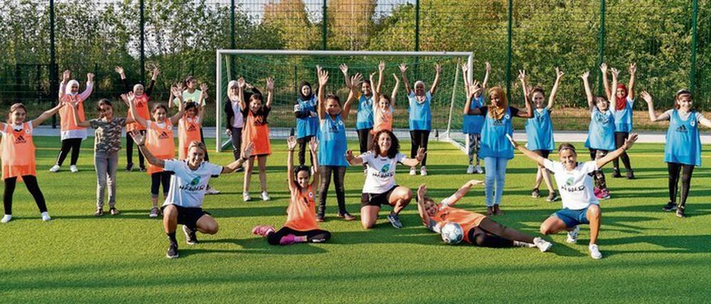 Vor dem Training auf dem Fußballplatz gibt es bei „Scoring Girls“ auch eine Hausaufgabenhilfe. 