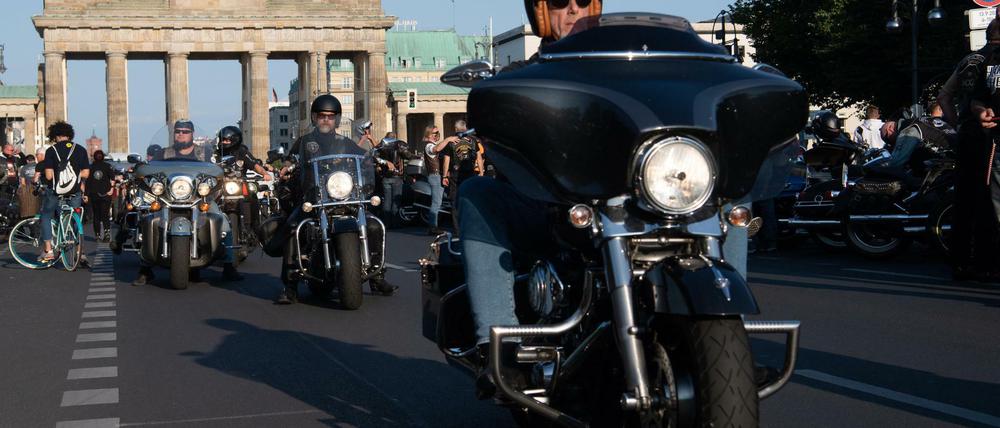 Vor dem Brandenburger Tor. Teilnehmer an der Motorrad-Demonstration der Rockerbande Hells Angels fahren auf der Straße des 17. Juni. Mit der Aktion protestieren die Rocker gegen das Verbot ihrer Abzeichen.