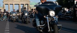 Vor dem Brandenburger Tor. Teilnehmer an der Motorrad-Demonstration der Rockerbande Hells Angels fahren auf der Straße des 17. Juni. Mit der Aktion protestieren die Rocker gegen das Verbot ihrer Abzeichen. 