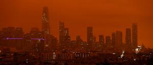 Downtown San Francisco - vom Rauch rot gefärbt.