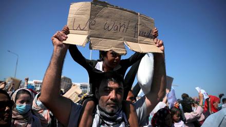 Bewohner des zerstörten Camps Moria auf Lesbos.
