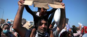 Bewohner des zerstörten Camps Moria auf Lesbos.