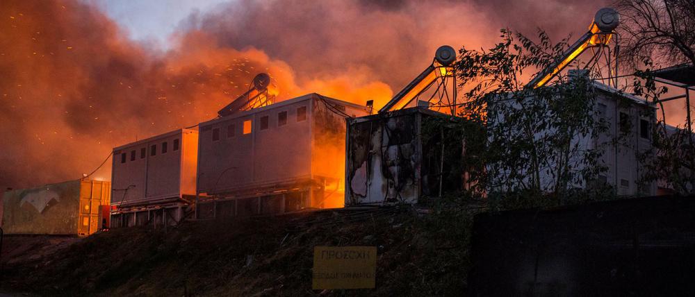 Neu ausgebrochene Feuer brennen im Flüchtlingslager Moria