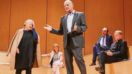 Ethikrat tagt. Josefin Platt, Judith Engel, Martin Rentzsch, Ingo Hülsmann und Veit Schubert (v. l.) in der BE-Inszenierung.