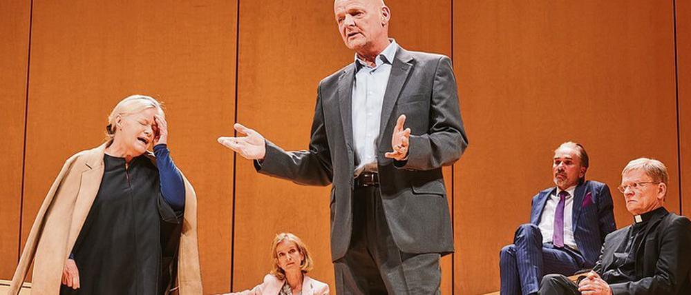 Ethikrat tagt. Josefin Platt, Judith Engel, Martin Rentzsch, Ingo Hülsmann und Veit Schubert (v. l.) in der BE-Inszenierung.