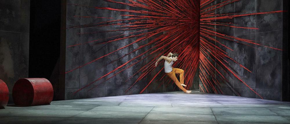 Der Schauspieler Paul Wilms in "Vögel" von Wajdi Mouawad.