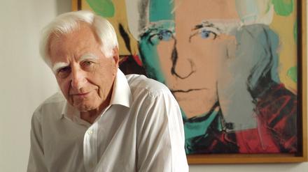 Erich Marx 2005 in seinem Berliner Büro, vor dem Porträt, das Andy Warhol von ihm gemalt hat. 