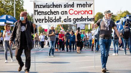 In mehreren deutschen Städten demonstrieren am Samstag Menschen gegen die staatlichen Corona-Maßnahmen.
