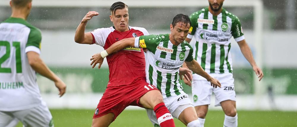 Ermedin Demirovic (rotes Trikot) im Zweikampf mit Jeremy Guillemenot.