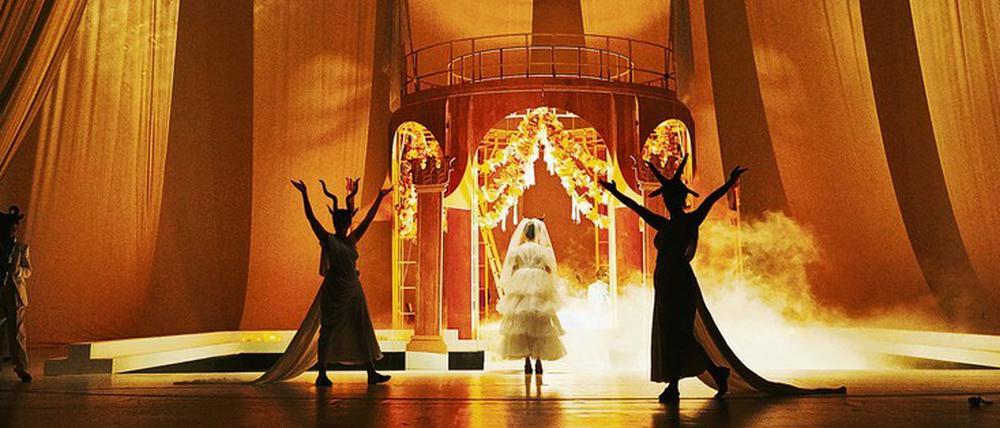 Die Schauspielerinnen Jella Haase, Vanessa Loibl und Amal Keller.