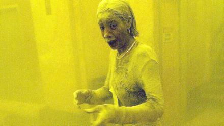 Die Frau heißt Marcie Borders. Sie überlebte am 11. September 2001 den Einsturz der beiden Türme des World Trade Centers in New York City. 