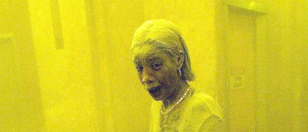 Die Frau heißt Marcie Borders. Sie überlebte am 11. September 2001 den Einsturz der beiden Türme des World Trade Centers in New York City.