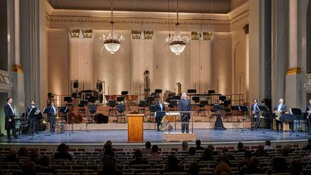 Daniel Barenboim und ein Teil seiner Staatskapelle am Freitag im Opernhaus Unter den Linden.