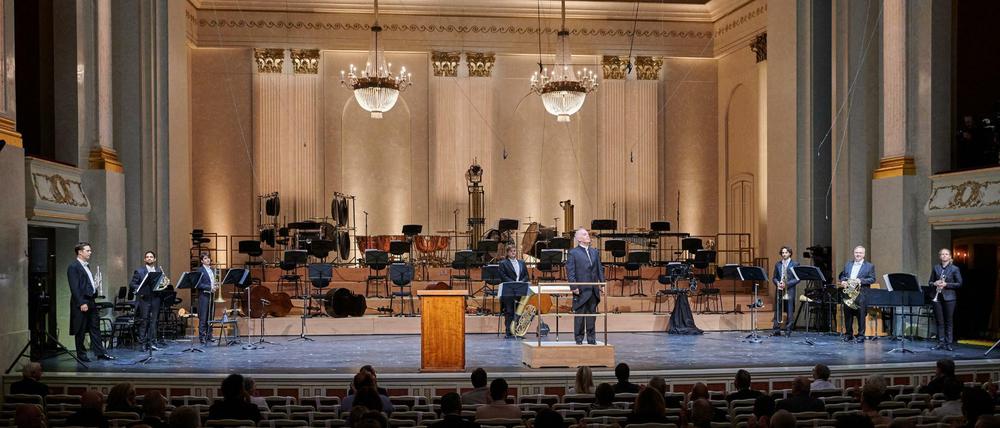 Daniel Barenboim und ein Teil seiner Staatskapelle am Freitag im Opernhaus Unter den Linden.