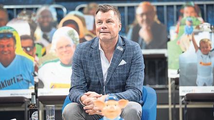 Besser als „Fernsehgarten“.  Der Fußballstammtisch „Doppelpass“ läuft bereits 25 Jahre (Sport 1, Sonntag, 11 Uhr). Seit August 2015 wird der Talk mit Journalisten, Sportlern und Experten moderiert von Thomas Helmer, 55, auch bekannt wegen des „Phantomtors“ 1994 gegen Nürnberg, das anerkannt wurde, obwohl der Ball nicht im Tor war. 