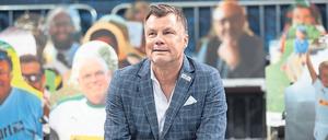 Besser als „Fernsehgarten“.  Der Fußballstammtisch „Doppelpass“ läuft bereits 25 Jahre (Sport 1, Sonntag, 11 Uhr). Seit August 2015 wird der Talk mit Journalisten, Sportlern und Experten moderiert von Thomas Helmer, 55, auch bekannt wegen des „Phantomtors“ 1994 gegen Nürnberg, das anerkannt wurde, obwohl der Ball nicht im Tor war. 