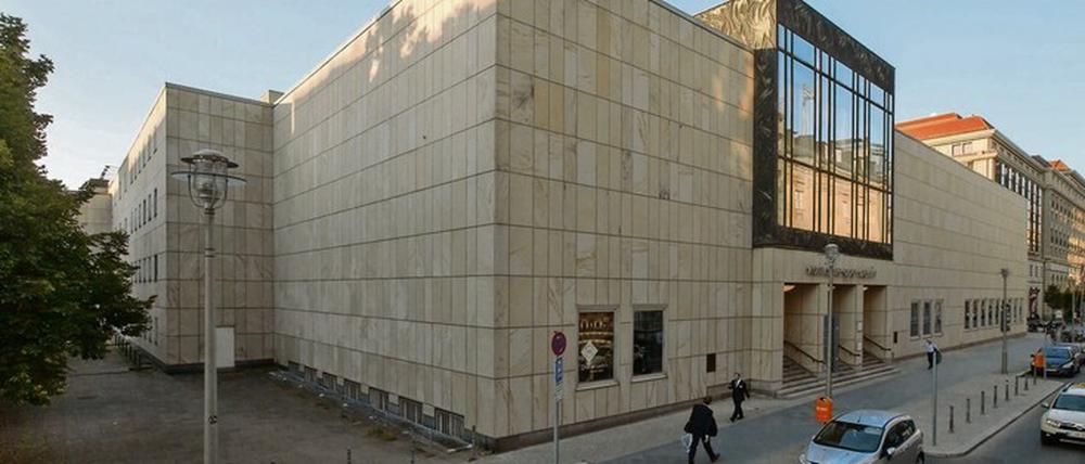 Linkerhand vom Haupteingang der Komischen Oper soll der Anbau entstehen.