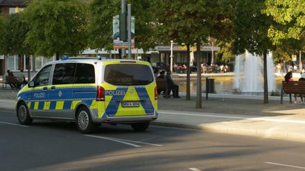 Nordrhein-Westfalen, Stolberg: Ein Polizei Fahrzeug fährt am Bastinsweiher im Ortskern von Stolberg vorbei.