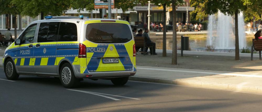 Nordrhein-Westfalen, Stolberg: Ein Polizei Fahrzeug fährt am Bastinsweiher im Ortskern von Stolberg vorbei.