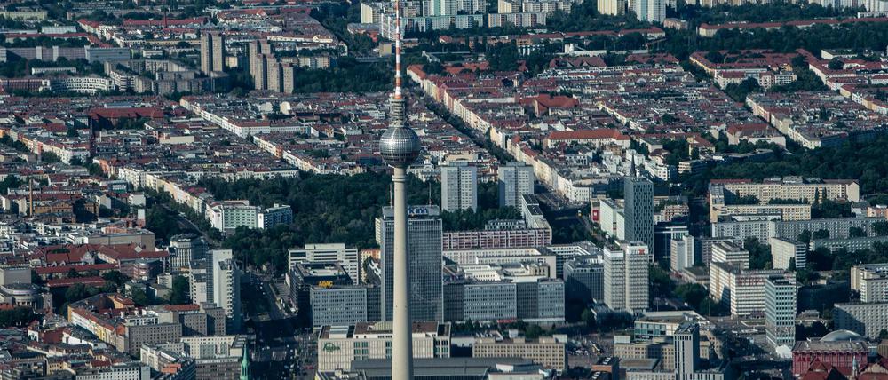 Der Fernsehturm überragt alle Gebäude rund um den Alexanderplatz. 
