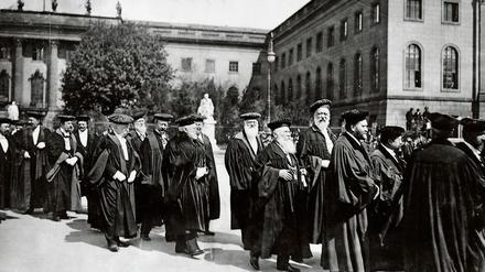 Die Professoren der Berliner Friedrich-Wilhelms-Universität 1905. Sie konnten sich immer auch Ressourcen bedienen, die durch die deutsche Kolonialherrschaft zugänglich wurden.